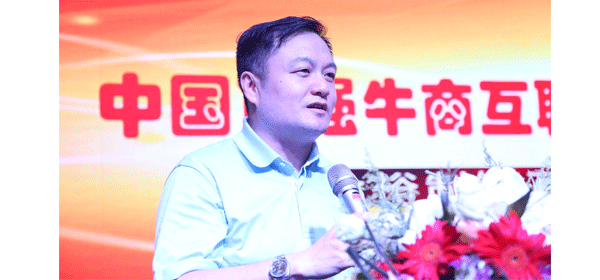 中國百強牛商互聯(lián)網(wǎng)+授牌儀式，新華網(wǎng)國家互聯(lián)網(wǎng)+平臺執(zhí)行主任-陸軍。