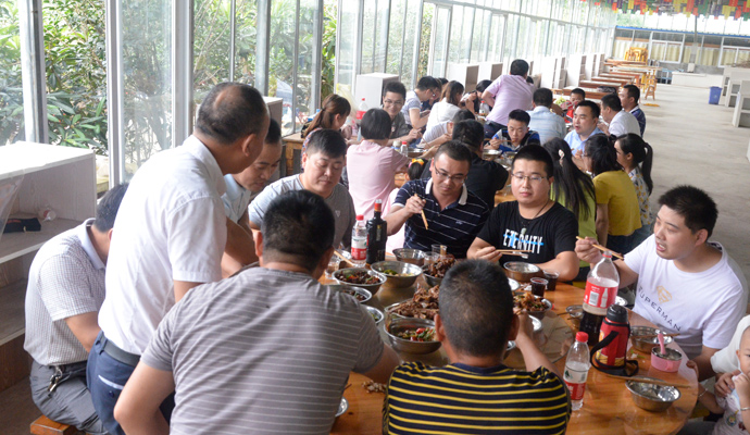 金裕制罐的小伙伴在一起吃農(nóng)家中秋團圓飯